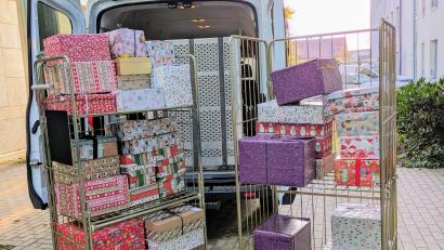 Bild: Klinikum Amberg/Bublitz
Mitarbeiter des Klinikums St. Marien Amberg haben für Kinder und Bedürftige in der Ukraine 48 Weihnachtspäckchen gepackt.