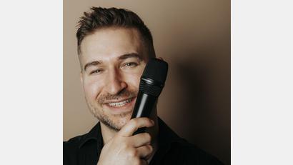 Bild: Benjamin Ebi Fotografie/exb
Tenorsänger Christoph Baierl lädt am Freitagabend nach Waldau ein.