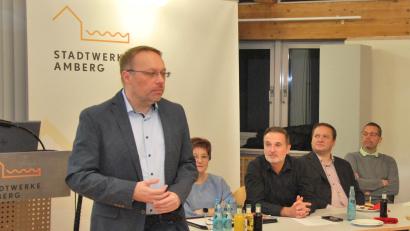 Bild: gsp
Thomas Großer (links) von den Amberger Stadtwerken gab den Vereinsvertretern einen Einblick in die politischen Vorgaben im Rahmen der Energiewende. Im Hintergrund der Vorstand des Stadtverbands für Sport mit Helga Powalla, Wolfgang Meier, Christian Hollederer und Bernhard Scheidig (von links).