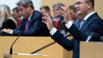 Archivbild: Sven Hoppe/dpa
Mitten in der Vorweihnachtszeit hält Finanzminister Albert Füracker (rechts) bei den Beratungen zum Nachtragshaushalt 2025 im Landtag eine Fastenpredigt.