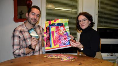 Bild: ubb
MTT-Vorsitzender Julian Mühlmeier und Regisseurin Petra Sommer-Stark freuen sich auf die zwei für 2025 geplanten Stücke. Im Januar geht es schon los mit den Proben für „Das perfekte Geheimnis“. Handys, wie sie die beiden in den Händen halten, spielen dabei eine wichtige Rolle.