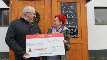 Bild: pi
Herbert Putzer sagt Michaela Plödt "Vergelt's Gott" für die 500 Euro.