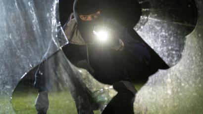 Symbolbild: Daniel Maurer/dpa
Ein unbekannter Täter schlug die Glastür eines Wettbüros in Cham ein. Es entstand ein Schaden von 1500 Euro.