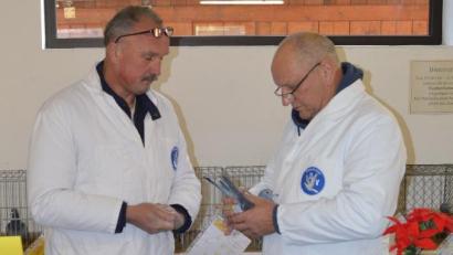 Bild: Walter Schlenk
Die beiden Preisrichter Rudolf Lorenz aus Straubing und Rudolf Freimuth aus Pegnitz bewerten die ausgestellten Tauben.