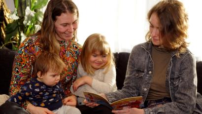 Bild: bkr
Andrea Scharf (rechts) und Karin Fischer (links) haben gemeinsam ein Weihnachtsbuch geschrieben und illustriert. In Fischers Sohn Levi und Tochter Antonia haben sie aufmerksame Zuhörer gefunden.