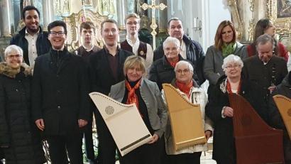 Bild: mas
Schon seit zwei Jahrzehnten veranstalten der Oberpfälzer Volksliedkreis und die Neustädter Klarinettenmuse in der Wallfahrtskirche St. Felix ein Adventssingen. 29 Akteure boten ein ansprechendes Programm. Rechts Guardian Pater Stanislaus.
