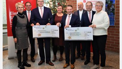 Bild: Stadt Weiden/exb
Von links: Schulamtsdirektorin Christine Söllner, Filialbereichsleiter Robert Stahl, Dr. Jens Michael Heine (Mitglied des Vorstandes), Pfarrerin Stefanie Endruweit, Oberbürgermeister Jens Meyer, Prodekan Johannes Lukas, Hans-Jörg Schön (Vorsitzender des Vorstandes Sparkasse Oberpfalz Nord), Elisabeth Schieder (Donum Vitae).