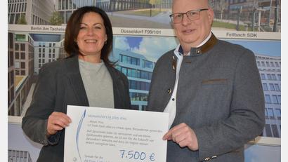Bild: jr
Eine Spende in Höhe von 7500 Euro überreichte Unternehmer Christian Forster an Lichtblicke-Schirmherrin Claudia Grillmeier. Er hatte zum 50. Geburtstag auf persönliche Geschenke verzichtet und zur Unterstützung der Hilfsaktion aufgerufen.