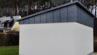 Bild: ds
Investiert hat die Schmidtstadt-Gruppe unter anderem in dieses neue Pumpenhaus, das die sanierungsbedürftige Anlage im Wasserhaus Kirchenreinbach (Gebäude hinten links) ablöst.