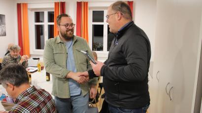 Bild: bjp
Nach acht Jahren verlässt Felix Bauernfeind (stehend links, mit Bürgermeister Thorsten Hallmann) den Schwarzenbacher Gemeinderat.