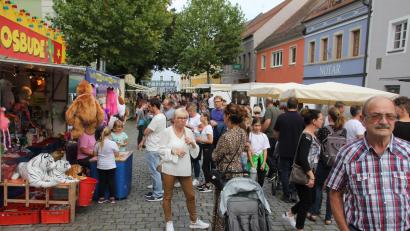 Archivbild: frd
Verkaufsoffene Sonntage mit Buden am Marktplatz ziehen in Oberviechtach viele Besucher an, wie das Foto eines Michaelimarktes zeigt. Nun hat die Stadt das Konzept geändert, 2025 gibt es in einem Pilotprojekt vier statt drei Marktsonntage.