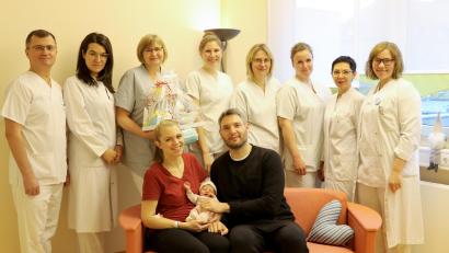Bild: Peggy Kuniss-Pfeiffer/Klinikum Fichtelgebirge/exb
Nera Walzer ist das 500. Baby in diesem Jahr im Klinikum Fichtelgebirge. Im Bild vorne Katrin und Yves Walzer mit Baby Nera, hinten von links Tsvetomir Lilov, Ramona Coanda, Johanna Wiesner, Antonia Hopf, Kathrin Schwientek, Simone Steinert, Dr. Natalija Deuerling und Dr. Maren Seibt.