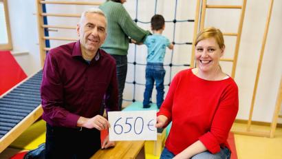 Bild: Mariella Kramer
650 Euro hatte Stadtführer Günter Haller (links) bei der Spendenübergabe für die Leiterin der Frühförderstelle Sulzbach-Rosenberg, Michaela Moore (recht), dabei.
