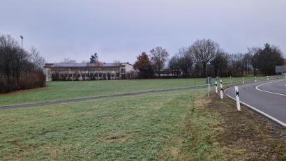 Bild: Stadt Vohenstrauß/exb
Auf diesem städtischen Grundstück im Anschluss an die Pfalzgraf-Friedrich-Mittelschule und das Sportzentrum soll bis in drei Jahren der BRK-Kindergarten entstehen.