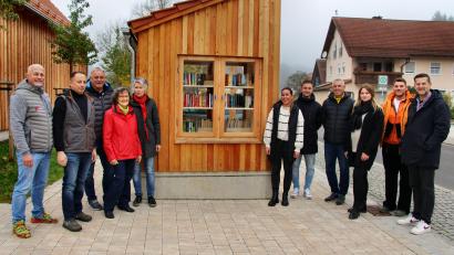 Bild: ds
Über die gelungene Ergänzung des Bushäuschens mit dem Bücherschrank freuten sich bei der Einweihung Helmut Maul (Elektro Maul), Werner Renner (Schreinerei Renner), Gerhard Pirner (Megatec), 2. Bürgermeisterin Lydia Zahner, Helga Kohl (Initiatorin), Laura Miszka und Timo Bielesch (Kirwaverein), Gemeinderat Christoph Miszka, Silke Meyer (Bauamt), Zimmermeister Thomas Mutzbauer sowie Bürgermeister Roman Berr (von links).