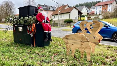 Bild: Gabi Schönberger
Der Weihnachtsmann ist eine Deko-Idee des Zweckverbands für Kommunale Verkehrsüberwachung in Amberg.