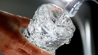 Symbolbild: Oliver Berg/dpa
Der Gemeinderat Neusorg legte die Gebühren für Wasser und Abwasser neu fest.