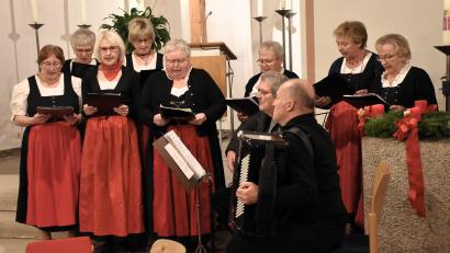 Bild: ubb
Der OWV-Chor unter Leitung von Viktor Ehlscheidt (vorne rechts) sang von "Adventserwartungen" und zeigte nicht nur Klangsicherheit: Die Trachtengewänder waren auch ein Augenschmaus.