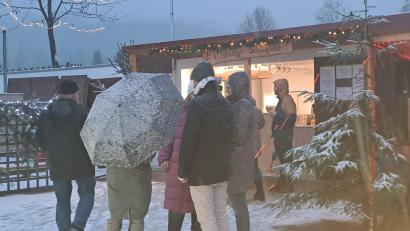 Bild: gis
Passend zur Hüttstadler Weihnacht überzuckerten Schneeflocken den Markt.