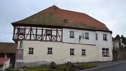 Bild: jr
Im Rahmen der Förderoffensive Nordostbayern soll der Gasthof „Zum Roten Ochsen“ grundlegend saniert werden. Baubeginn soll im März 2025 sein.