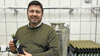 Bild: Matthias Bäumler/fph
Arnold Gropp in seinem Hanföl-Abfüllraum am Hof in Seußen.
