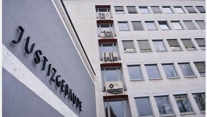 Bild: David-Wolfgang Ebener/dpa
Mehr als eineinhalb Jahre nach dem Tod eines Fünfjährigen durch einen Unfall in einem Schwimmbad in Unterfranken hat die Staatsanwaltschaft Aschaffenburg gegen einen Bademeister einen Strafbefehl wegen fahrlässiger Tötung beantragt. (Symbolbild)