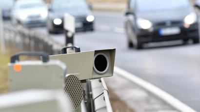 Symbolbild: Petra Hartl
Der Zweckverband Kommunale Verkehrssicherheit Oberpfalz hat in Tirschenreuth im dritten Quartal an drei Stellen die Geschwindigkeit von Fahrzeugen gemessen. Von 774 Fahrzeugen waren 63 zu schnell unterwegs, 60 Fahrer mussten Bußgeld zahlen.