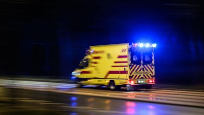 Archivbild: Robert Michael/dpa
Ein Radfahrer ist bei einem Verkehrsunfall mit einem Lkw in Kulmbach tödlich verunglückt.
