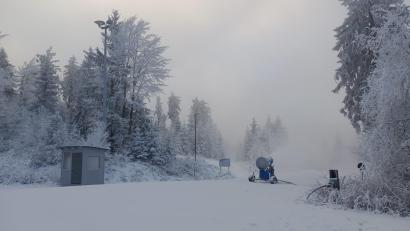 Bild: Stefan Schnurrer/exb 
Auf der Silberhütte sind jetzt die Schneekanonen in Betrieb.