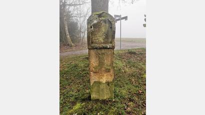 Bild: Bürgermeister Gerhard List/exb
Die Stele oben an der Dreifaltigkeit in Kohlberg sieht schon mehr als mitgenommen aus. Der Denkmalschutz scheint an einer Restaurierung nicht interessiert zu sein. Der Marktgemeinderat schon.