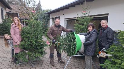 Bild: bl
Beim Christbaumverkauf packt die ganze Familie mit an. Katharina und Markus Saller ( links mit Tochter Eva) haben das Saisongeschäft von Monika und Hans Butz übernommen und kümmern sich darum, neue Modetrends schon beim Anbau der Bäume zu berücksichtigen.