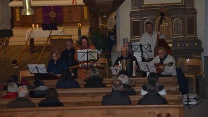 Bild: dob
Adventsstimmung pur versprüht die Sitzweilgruppe aus Miesbrunn in der Evangelischen Stadtkirche beim 15. Adventssingen. Spenden kommen dem katholischen und evangelischen Kindergarten zugute.