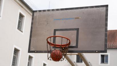 Bild: Dominik Hopperdietzel
Ein Basketball-Korb in der Justizvollzugsanstalt Amberg. Für viele Inhaftierte genau der Ausgleich zum Gefängnis-Alltag, den sie brauchen.