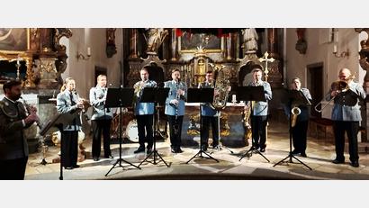 Bild: lg
Das Bläserensemble des Heeresmusikkorps aus Veitshöchheim gibt bei seiner vorweihnachtlichen Tournee auch in der Stadtpfarrkirche ein sehr gut besuchtes Konzert.