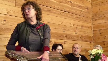 Bild: Ina Piehler
Evi Strehl hat ihre Zither in der Molzmühle mit dabei.