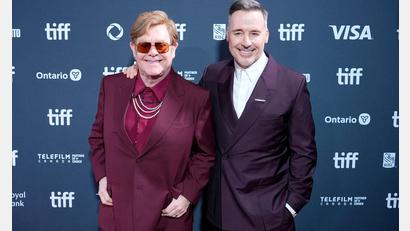 Bild: Chris Pizzello/Invision/AP/dpa
Beim Film „Elton John: Never Too Late“ führte der Ehemann des Popstars, David Furnish, Regie.