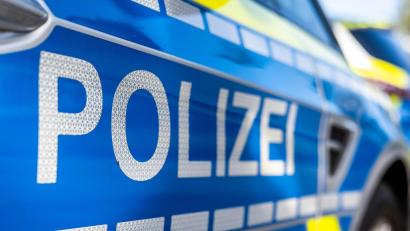 Symbolbild: David Inderlied/dpa
Die Polizei verhängt nach Verkehrskontrollen Fahrverbote gegen drei Männer.