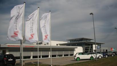 Archivbild: rti
Die Fahnen der Motor-Nützel Gruppe wehen am ehemaligen Hauptsitz von Enslein-Schönberger in Mitterteich. Die Autohändler-Gruppe aus Bayreuth expandiert nun weiter.