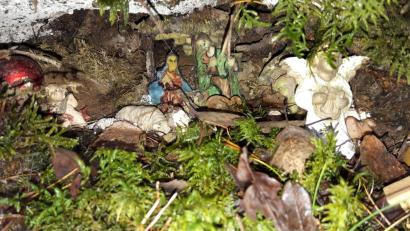 Bild: bl
Normalerweise muss man schon ganz genau hinschauen, um die unter Baumwurzeln verborgene Krippe an einem Waldweg bei Neusath zu entdecken.