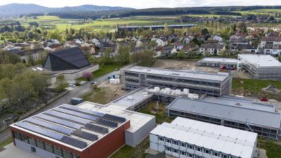 Archivbild: Wolfgang Erhart/exb
Das Waldershofer Schul-Areal ist seit langem Baustelle. Nun sollen auch Straßen in dem Bereich saniert werden.