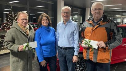 Bild: Autohaus Grieb/exb
Statt Weihnachtsgeschenken an Kunden und Geschäftspartner spendete das Autohaus Grieb in Vohenstrauß je 31500 Euro an die Kita Don Bosco und die Kinderkrebshilfe Oberpfalz Nord.
