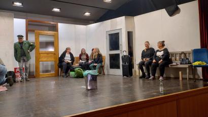 Bild: ld
Noch wirkt das Bühnenbild, das einmal den Wartesaal eines Bahnhofs darstellen soll, unfertig. Doch bei der Theatergruppe Brand darf sich alles im Laufe der Proben entwickeln, auch das Bühnenbild. Und gerade das macht es spannend.
