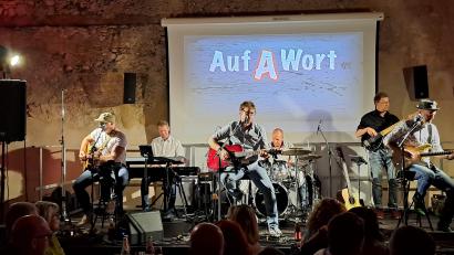 Bild: pop
Die Band "Auf a Wort" gibt in Schmidmühlen ein stimmungsvolles Konzert.