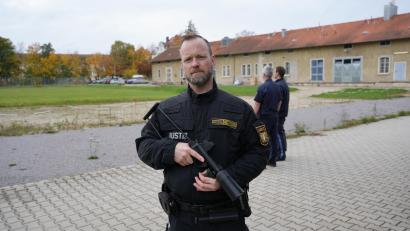 Bild: Nils Ganzmann
Mitarbeiter der JVA Amberg können Drohnen mit einer Netzpistole aus dem Himmel holen.