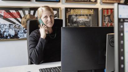 Bild: Markus Scholz/dpa
Rebekka Bremer sorgt als Bookerin bei einer Hamburger Agentur dafür, dass bei Konzerten und Lesungen für die Künstlerinnen und Künstler alles glattgeht.