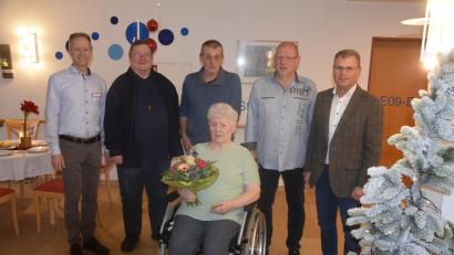 Bild: fz
Einrichtungsleiter Christian Reuter, Pfarrer Hubert Bartel, die Söhne Gerhard und Markus sowie Bürgermeister Karlheinz Budnik (von links) feiern mit Christine Kraus deren 90. Geburtstag.