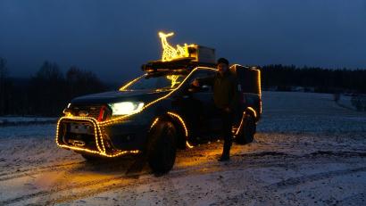 Bild: Alexander Krauß/exb
Mit seinem weihnachtlich beleuchteten Pick-up wird Alexander Krauß am vierten Adventswochenende ins Ahrtal fahren. Wer möchte, kann ihm noch bis Mittwoch Weihnachtskarten mit Grüßen zukommen lassen, die der Kodlitzer dann an Betroffene der Flutkatastrophe im Juli 2021 verteilt.