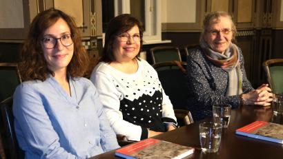 Bild: Hirsch
Dr. Alexandra Sokotukhina (links) übernimmt die Kinderarztpraxis von Dr. Diana Boudova (Mitte). Rechts Dorothea Asensio, die vor 35 Jahren in Neunburg v.W. die erste Kinderarztpraxis eröffnete.