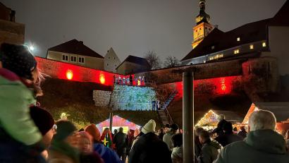 Bild: Wolfgang Steinbacher
Bei der Eröffnung sprechen das Christkind Anna-Lena Uhl und Zweiter Bürgermeister Günther Koller von der Stadtmauer zu den Besuchern - darunter sind viele Kinder mit Eltern und Großeltern.