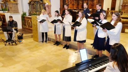 Bild: do
Unter dem Titel "Harmony of heaven", Harmonie des Himmels, bereichert das erst 2023 neu gegründete Ensemble VOICES in der Speinsharter Klosterkirche das außergewöhnliche Adventsevent der "Großen Erwartung".
